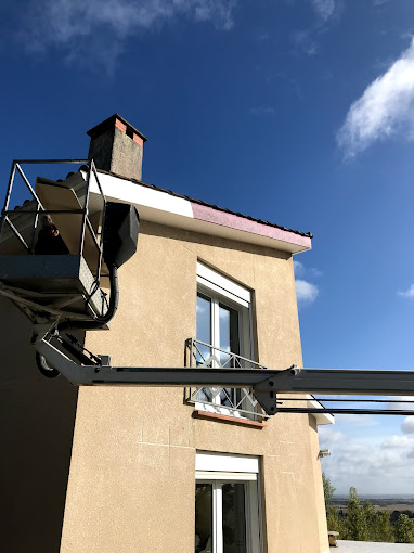 Artisan couvreur sur une toiture avec harnais de sécurité
