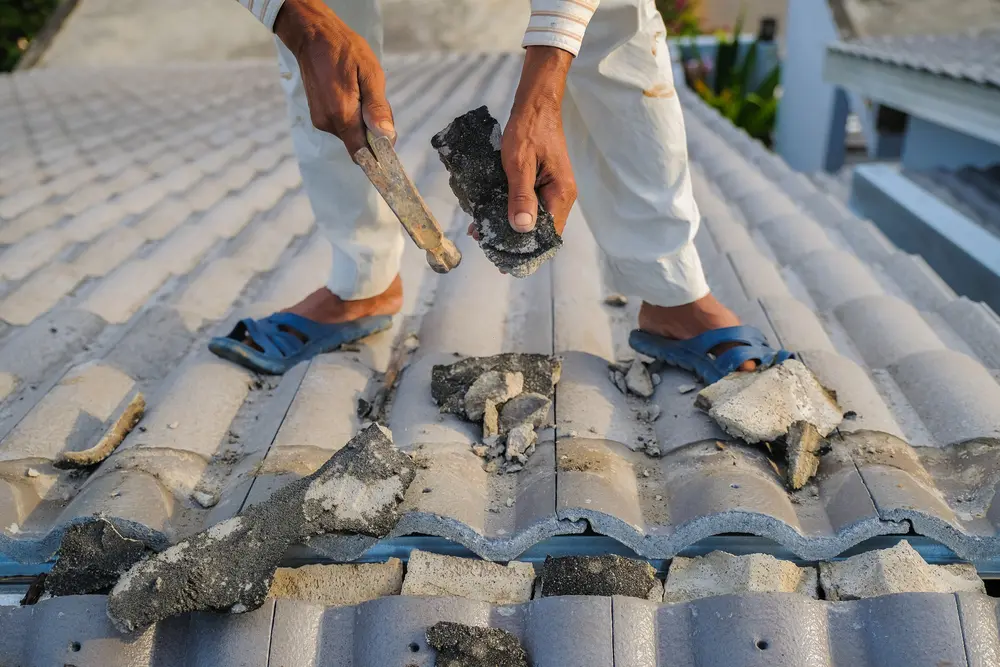 Remplacement de tuiles cassées sur une toiture