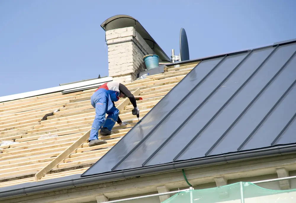 Réparation de solin autour d’une cheminée sur toiture